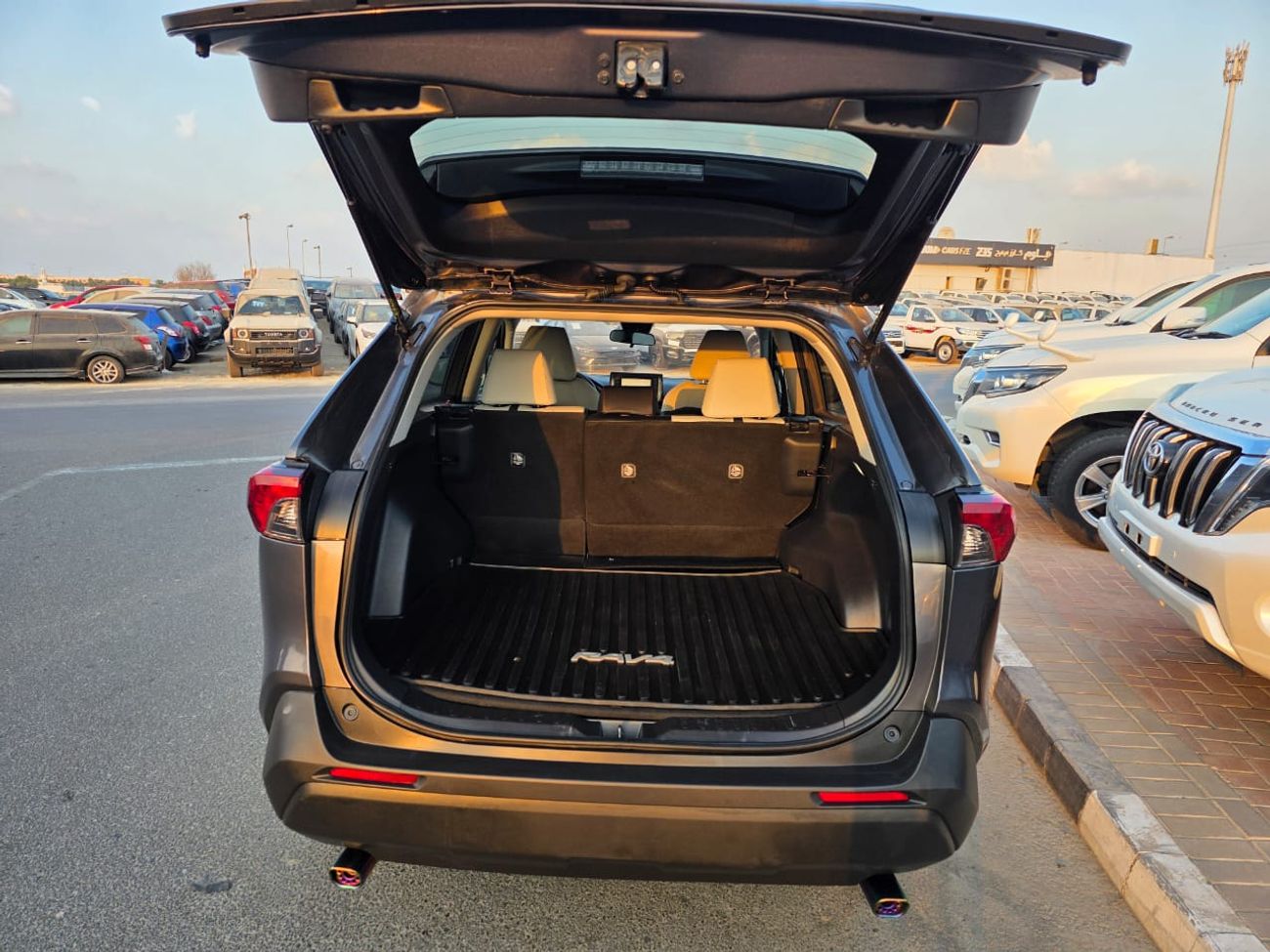 Toyota RAV4 2022 Model XLE hybrid engine Push , AWD and leather seats