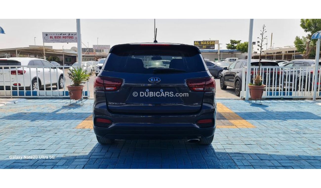 كيا سورينتو السيارة جيدة جدا ونظيفة