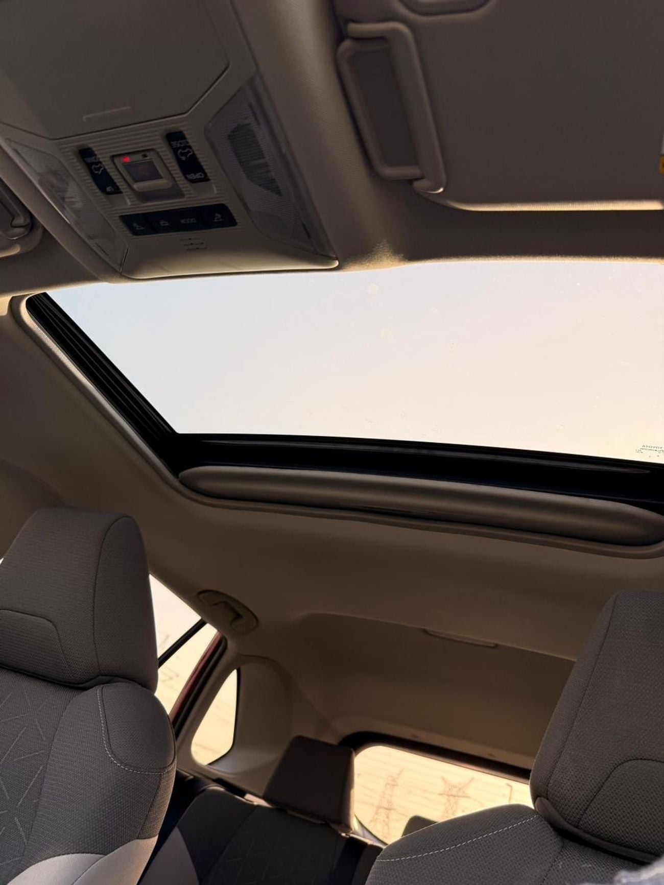 تويوتا راف ٤ XLE 2.5 L | sunroof, push start low mileage full option