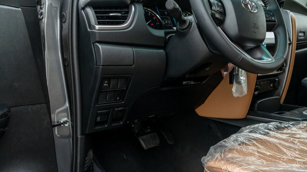 تويوتا فورتونر 2026 Toyota Fortuner VX 4.0L AT Petrol (Gray-Tan)
