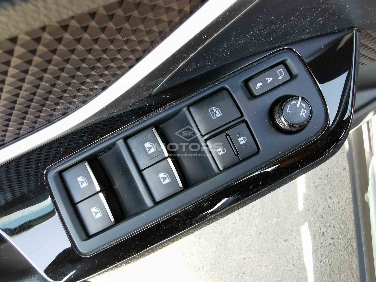 Toyota CHR 1.2L Petrol, 17" Alloy Rims, Push Start, LED Head Lights, Fog Lamp, Power Window, CODE - TCHRG20