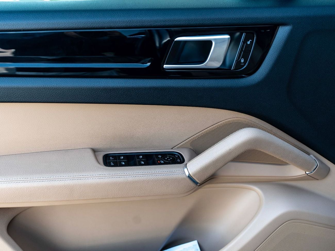 Porsche Cayenne Std 3.0L (335 HP)