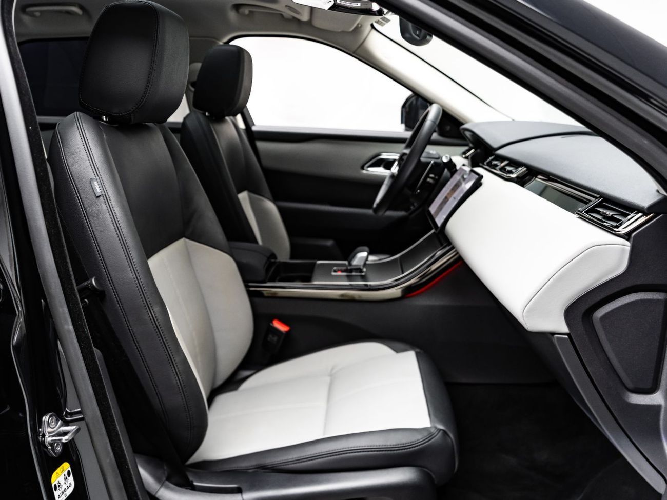 Land Rover Range Rover Velar P250 2.0L (246 HP) 2025 Range Rover Velar Dynamic SE P250, November 2029 Al Tayer Warranty + Service