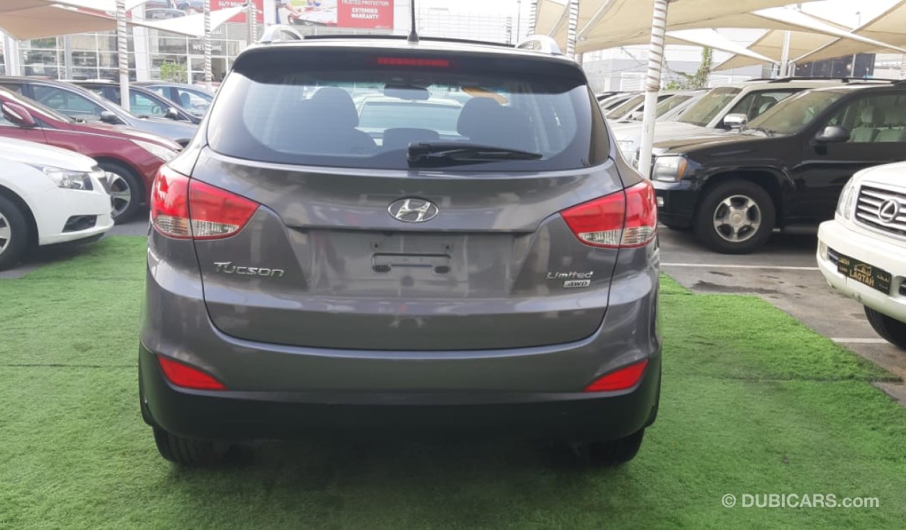 Hyundai Tucson G C  C - Full Option - Panorama - Leather - Alloy Wheels - Sensors - Wood - CD Player in excellent