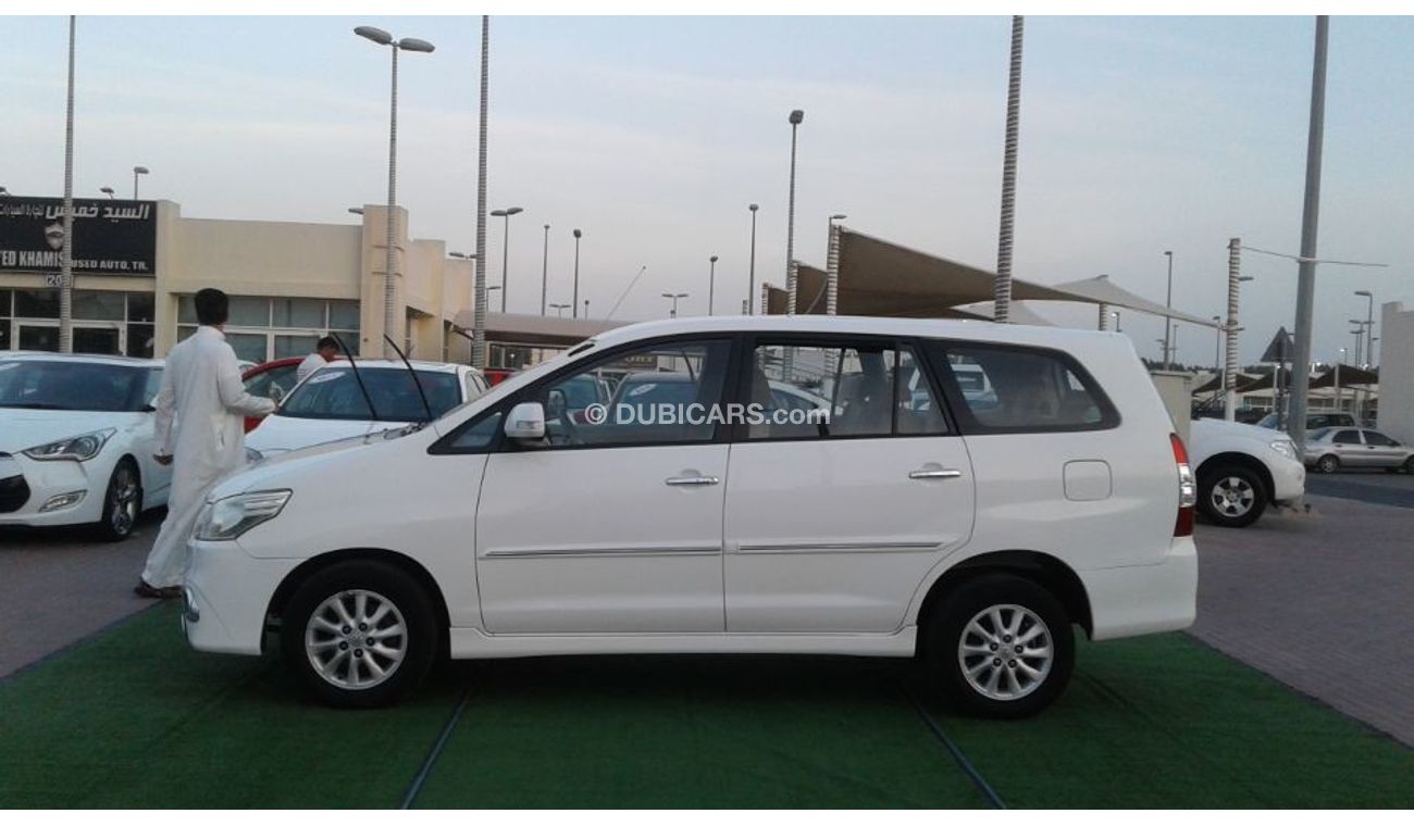 تويوتا إينوفا ابيض خليجى 2015 فتحة سقف رقم 1فل ابشن كامل بحالة جيدة