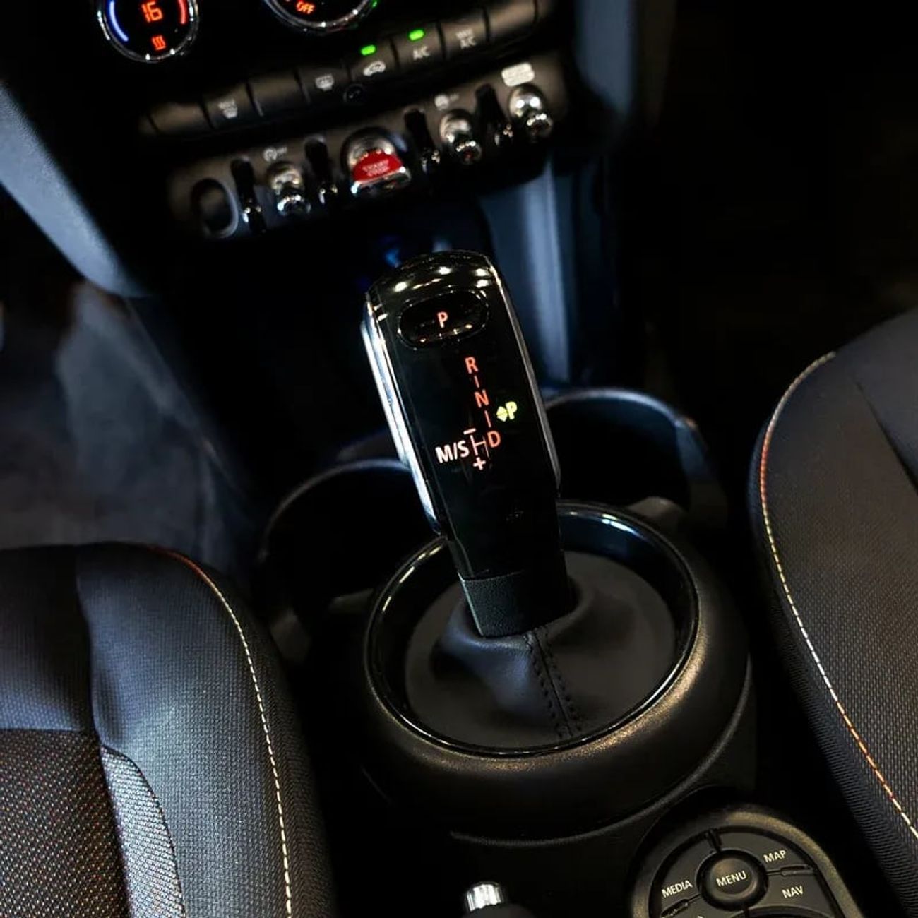 Mini Cooper SD AED 1,398  P.M • 0% Downpayment • Mini Cooper Std • Agency Warranty And Service Contract