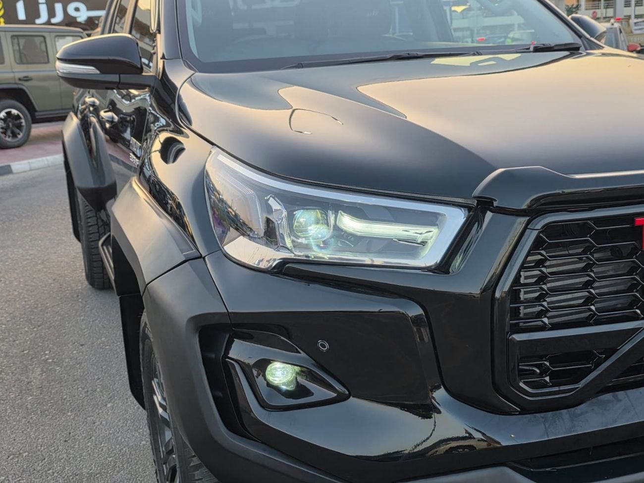 Toyota Hilux TOYOTA HILUX PICK UP SR5 GR SEATS 2024 WHITE 4WD AT DIESEL = RIGHT HAND
