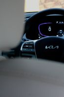 كيا تيلورايد The Kia Telluride is a popular 3-row, 7-8 seater midsize SUV, recognized for its luxurious, upscale 