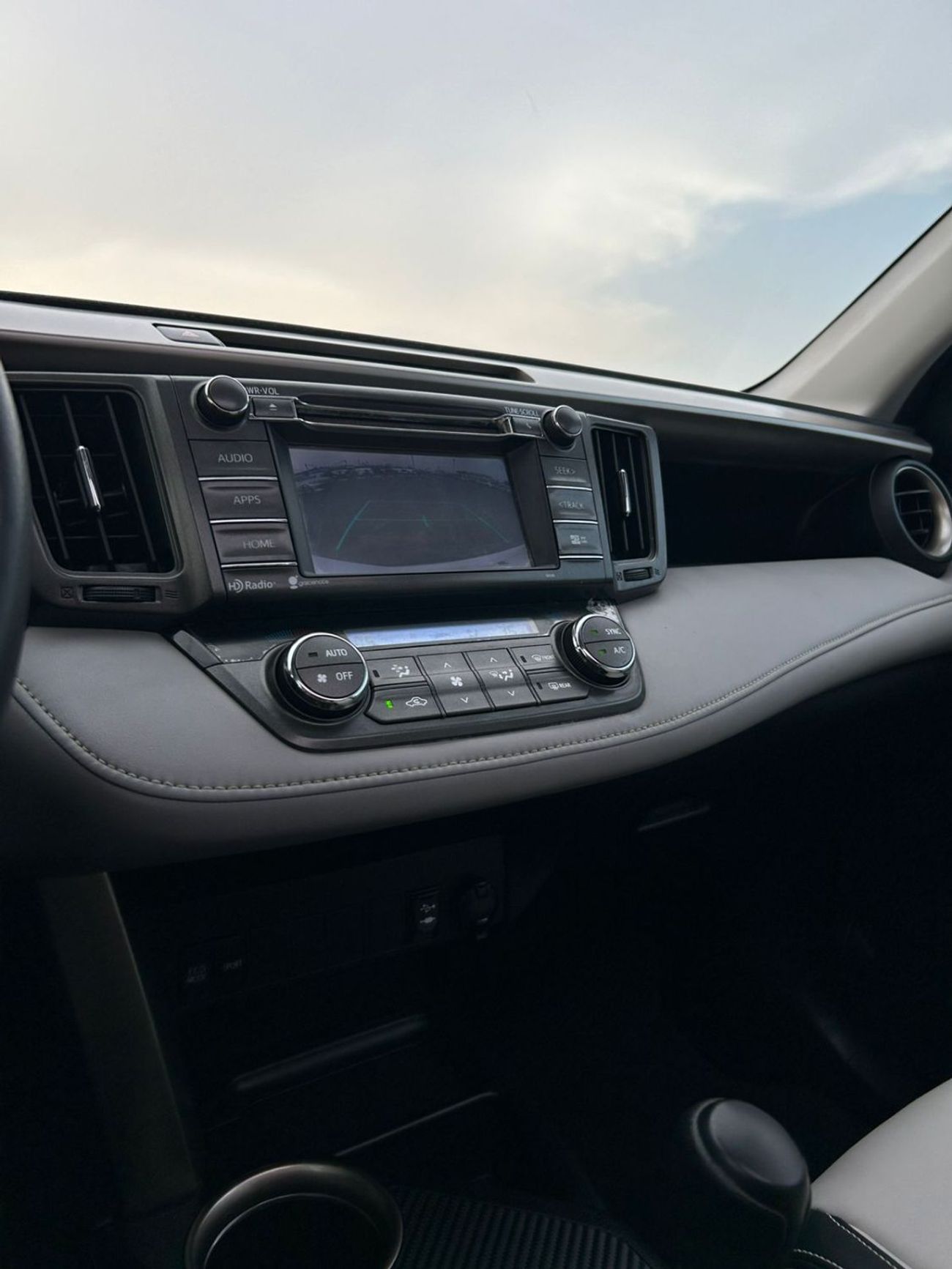Toyota RAV4 2015 Toyota Rav4 2.5 L V4 Rear Camera - Sunroof - Leather Seat //