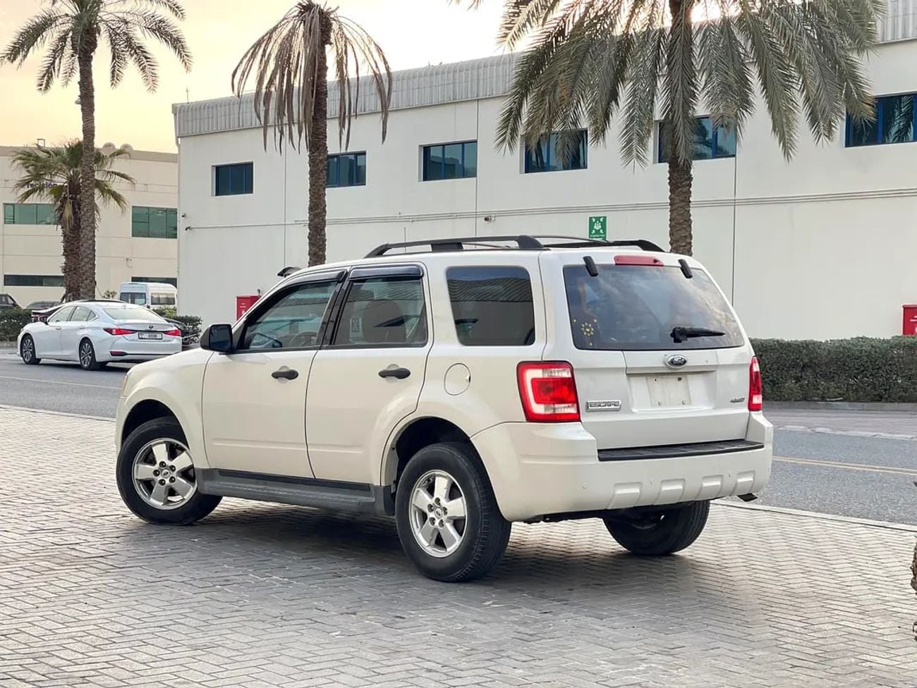 Ford Escape XLT | 2.5L 4-CYLINDERS | | GCC | LOW MILAGE | WELL MAINTAINED