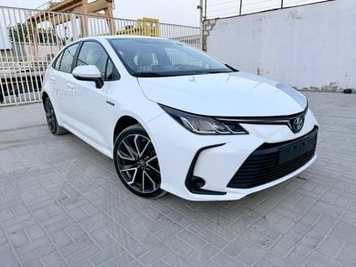 تويوتا كورولا إكس إل آي إتش إي في سيارة هجينة موديل 2026، إطارات جديدة وجنوط أصلية من تويوتا، مفتاحان، لون أبيض، كاميرا خلفية، جاهزة ل