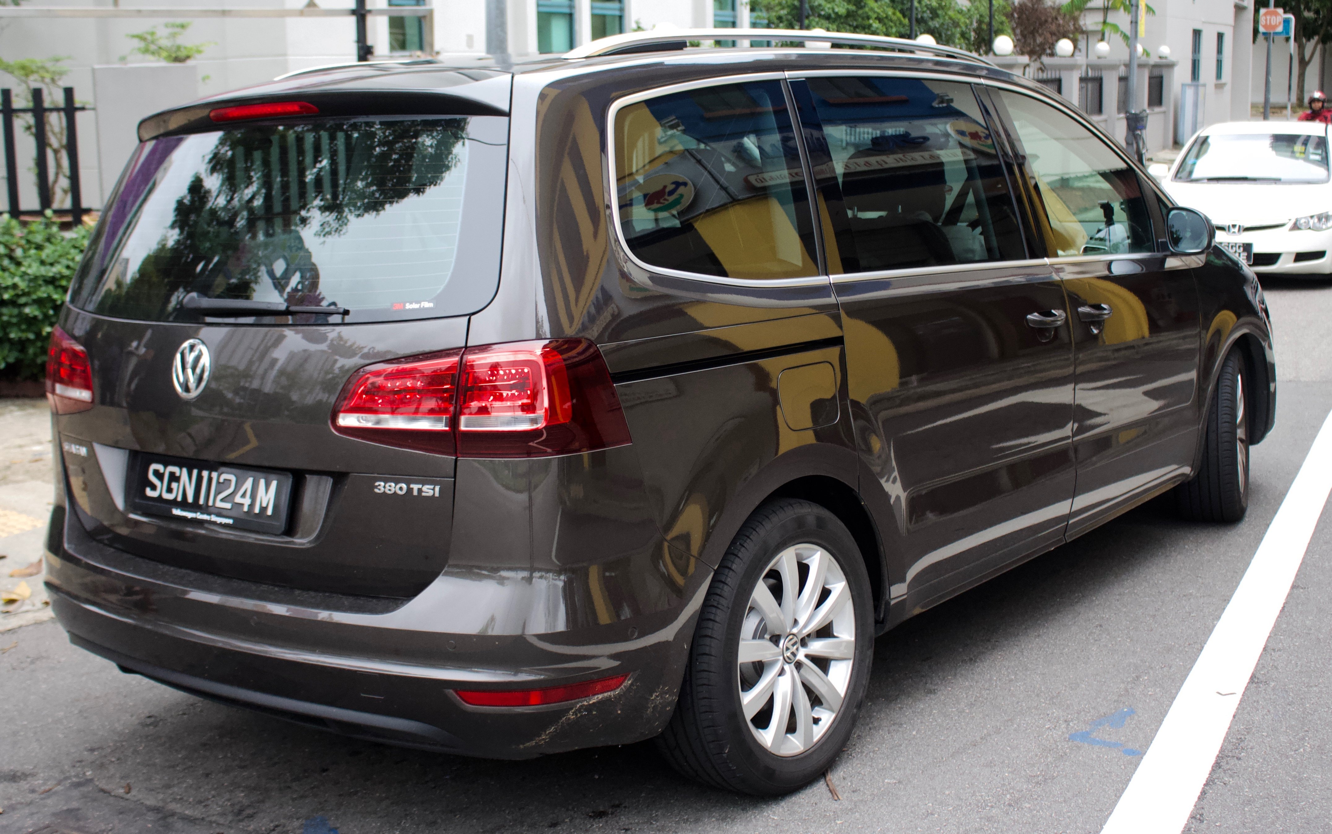 Volkswagen Sharan exterior - Rear Left Angled