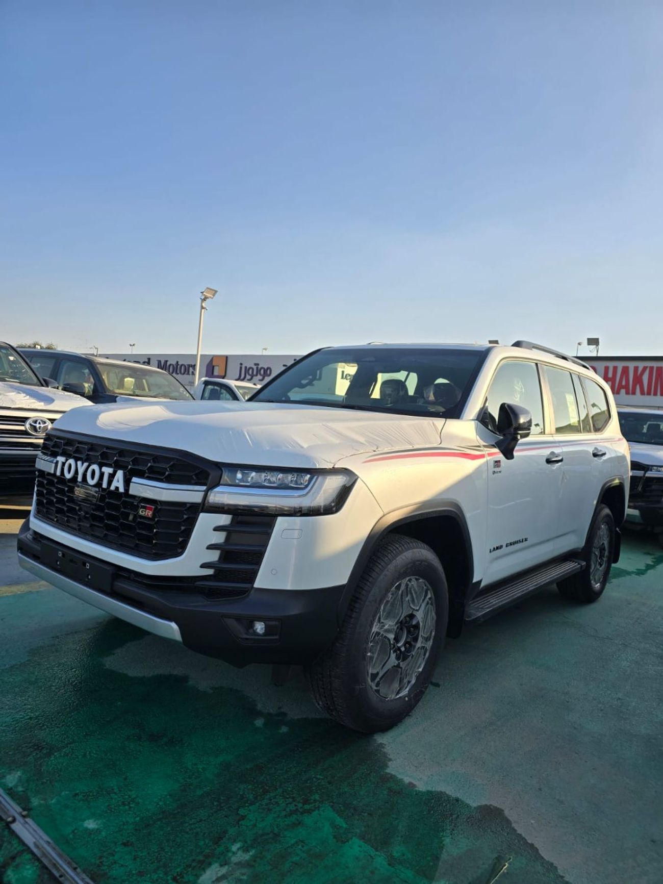 تويوتا لاند كروزر تويوتا لاندكروزر LC300 هجين فئة GR موديل 2026 – فل أوبشن – أبيض خارجي / جلد أحمر داخلي