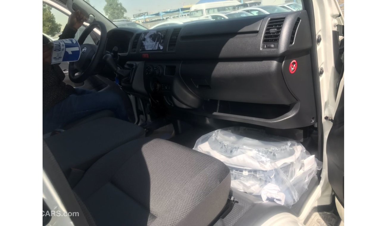 Toyota Hiace DISEL 15 seats