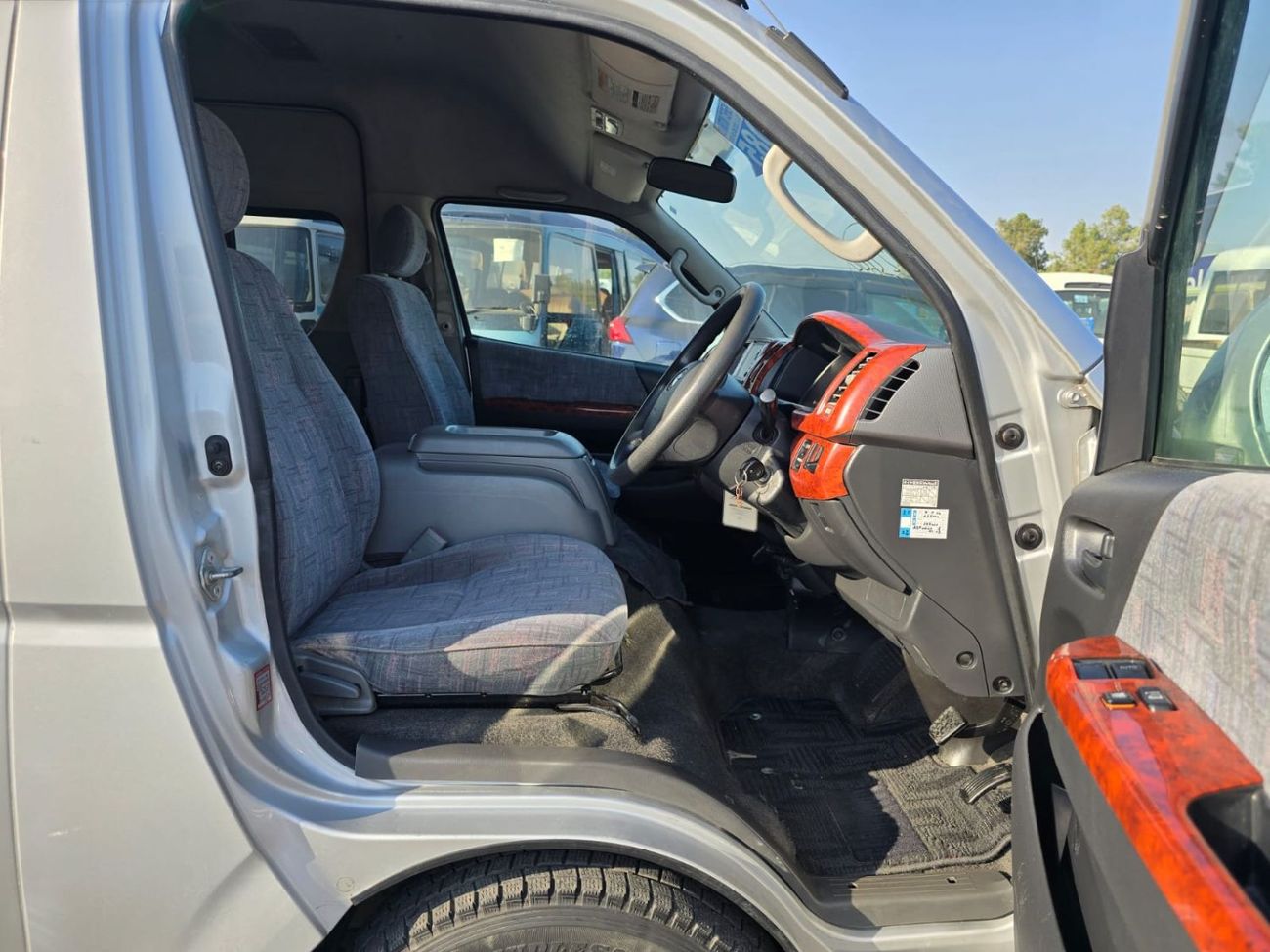 Toyota Hiace TOYOTA HIACE COMMUTER VAN RHD 2006 MODEL 2.7 L PETROL AUTOMATIC(PM02168)