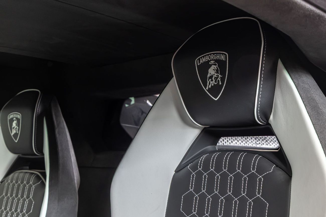 Lamborghini Revuelto 6.5L V12 Hybrid Lamborghini Revuelto 2024 Fully Carbon Fiber