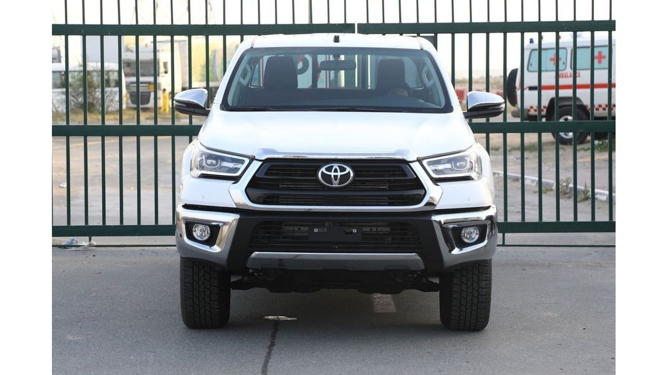 تويوتا هيلوكس تويوتا هيلوكس 4x4 DC 2.8 - 2023 - أبيض سوبر من الداخل عنابي