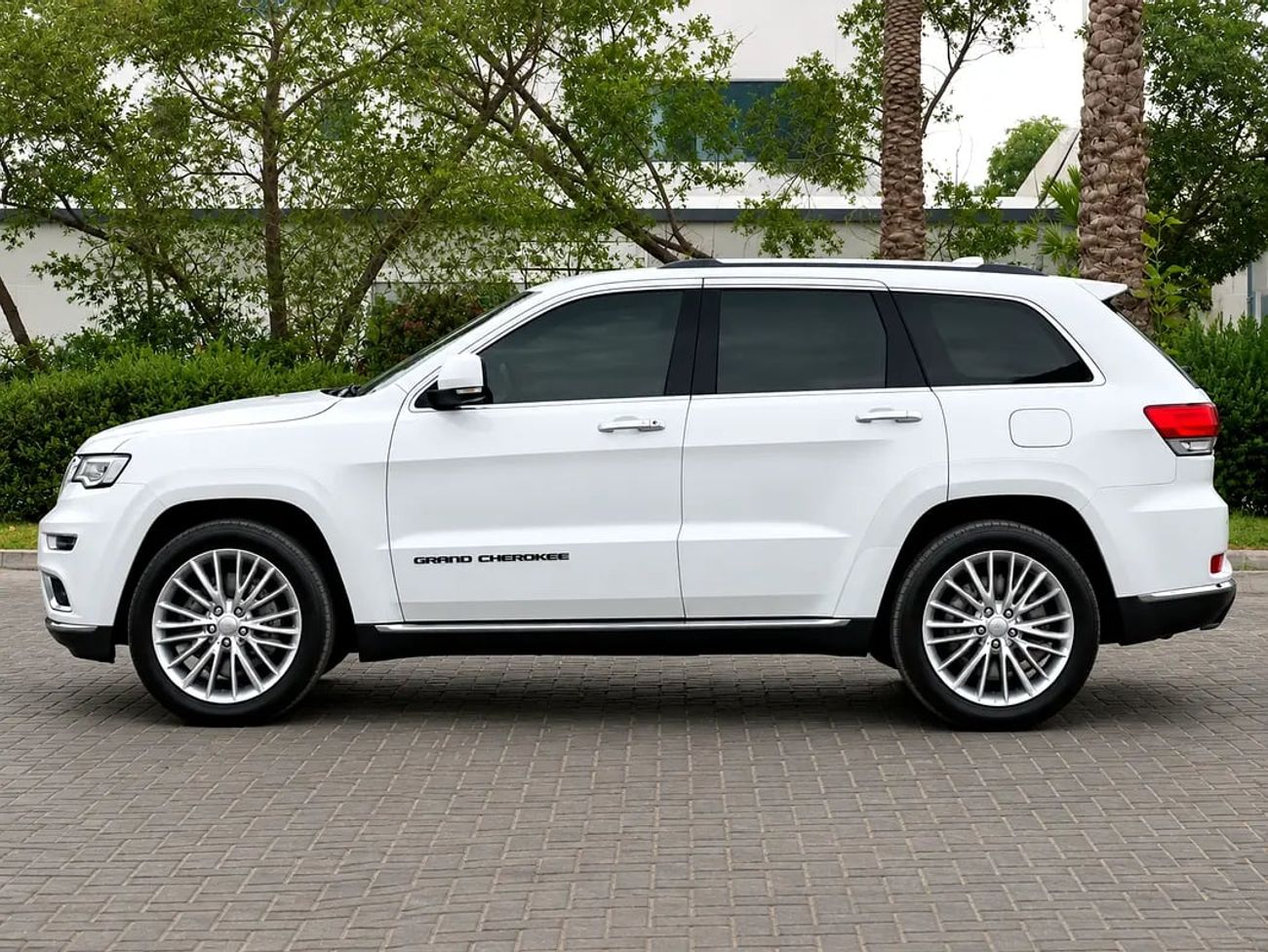 جيب جراند شيروكي SUMMIT 1,338 | Summit | 5.7L HEMI V8 | GCC Specs
