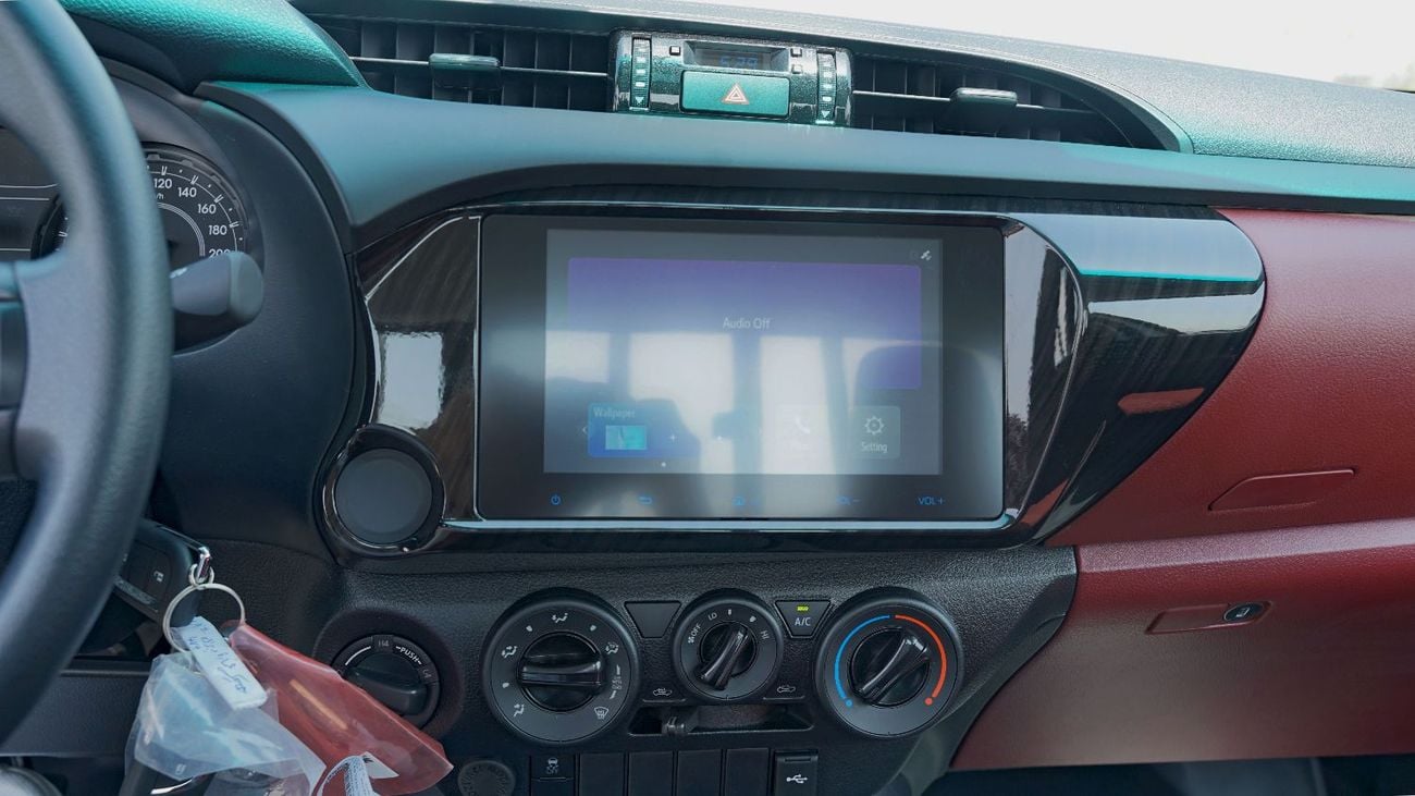 تويوتا هيلوكس GLX | 2.L 4x4 Manual Transmission | Touch Screen Display | Bed Liner | D-4D