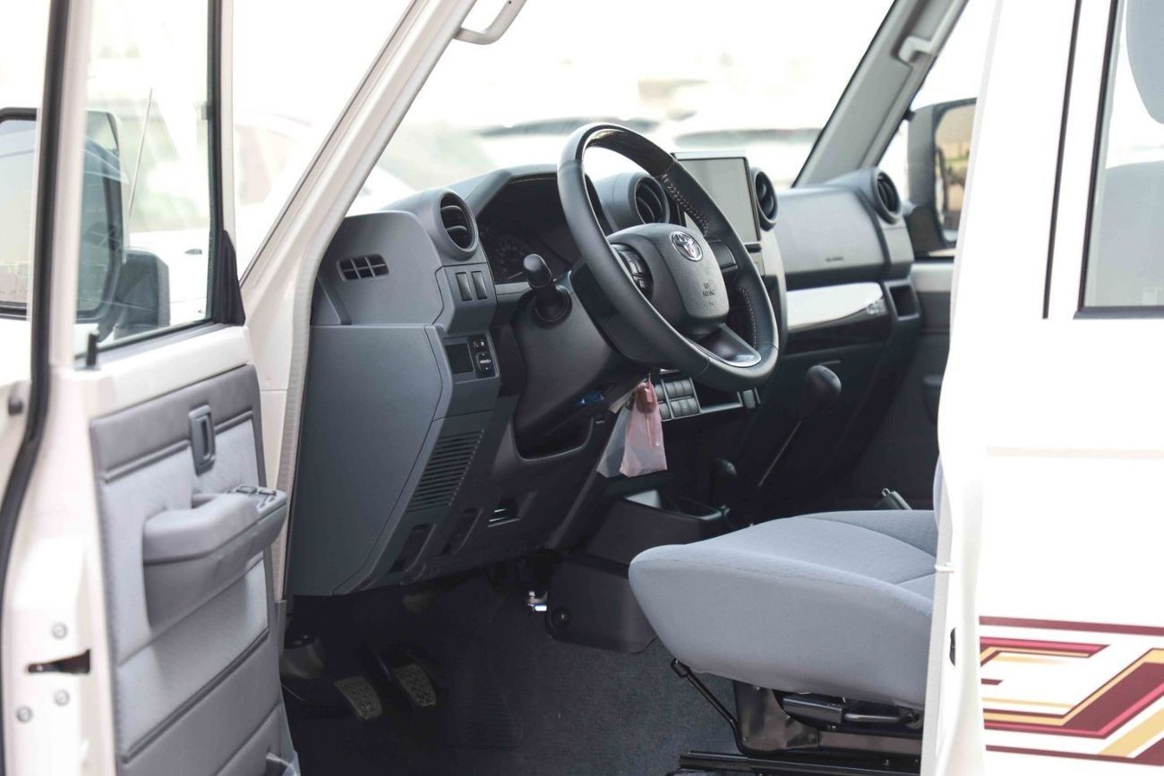تويوتا لاند كروزر 70 2025 TOYOTA LC76 HARDTOP LX  B 4.0 - WHITE inside BLUISH GREY | Export Only
