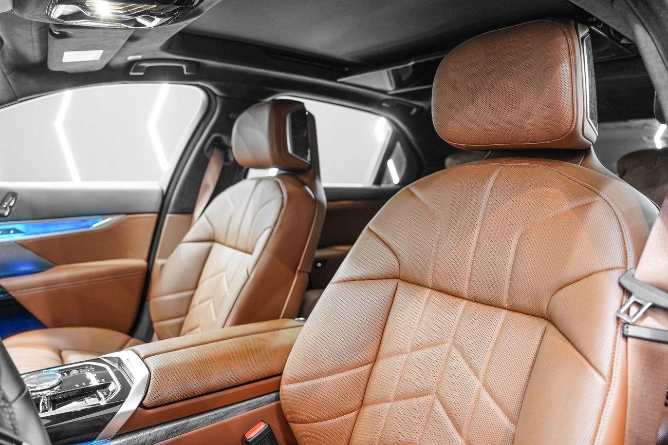 بي أم دبليو 735i M Sport Package, Executive Lounge, AGMC Warranty + Service!!