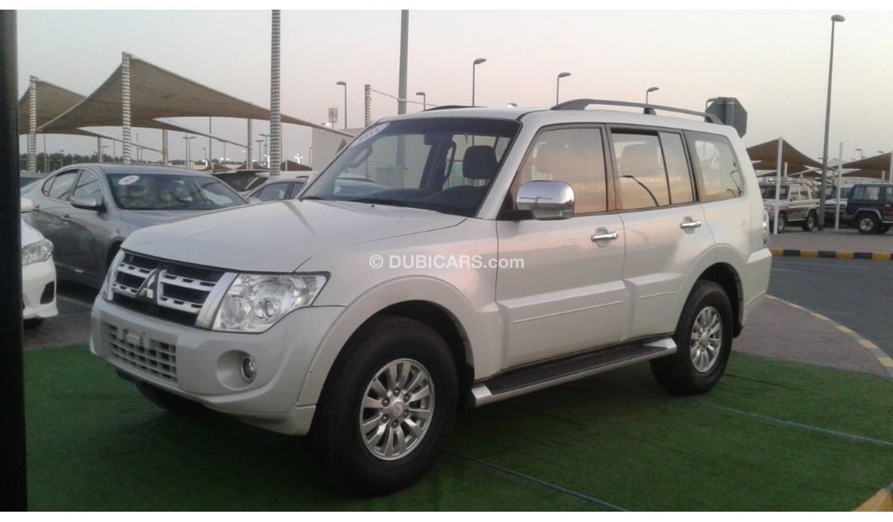 ميتسوبيشي باجيرو 2013 ابيض  خليجى بحالة ممتاذة ماشى قليل