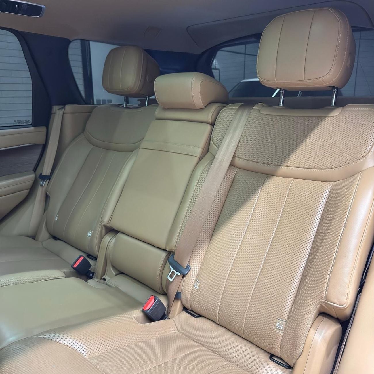 Land Rover Range Rover HSE P400 GCC warranty and service contract until 2030