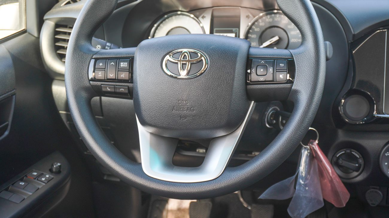 تويوتا هيلوكس 2.4L Diesel 4WD M/T