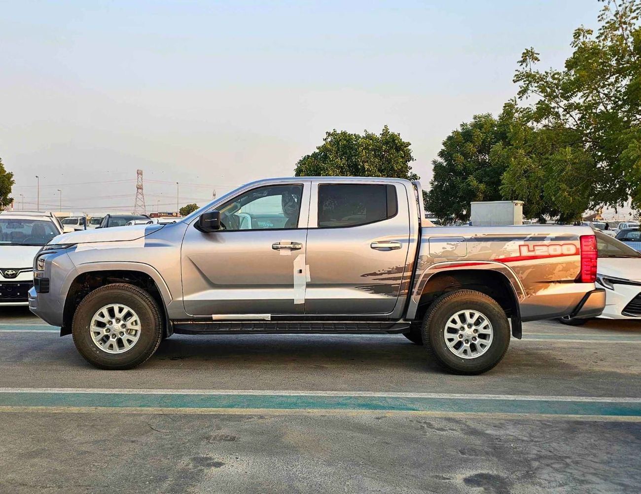 Mitsubishi L200 GLX / DOUBLE CABIN / 2.4L V4 PETROL / DVD CAMERA / ALLOY RIMS (CODE # GLXP)