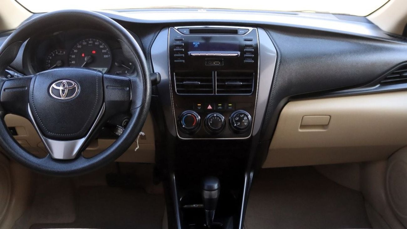 تويوتا يارس SE خالية من الحوادث - خليجي - صبغة وكالة - مكينة 1500 سي سي - السيارة بحالة الوكالة من الداخل والخار