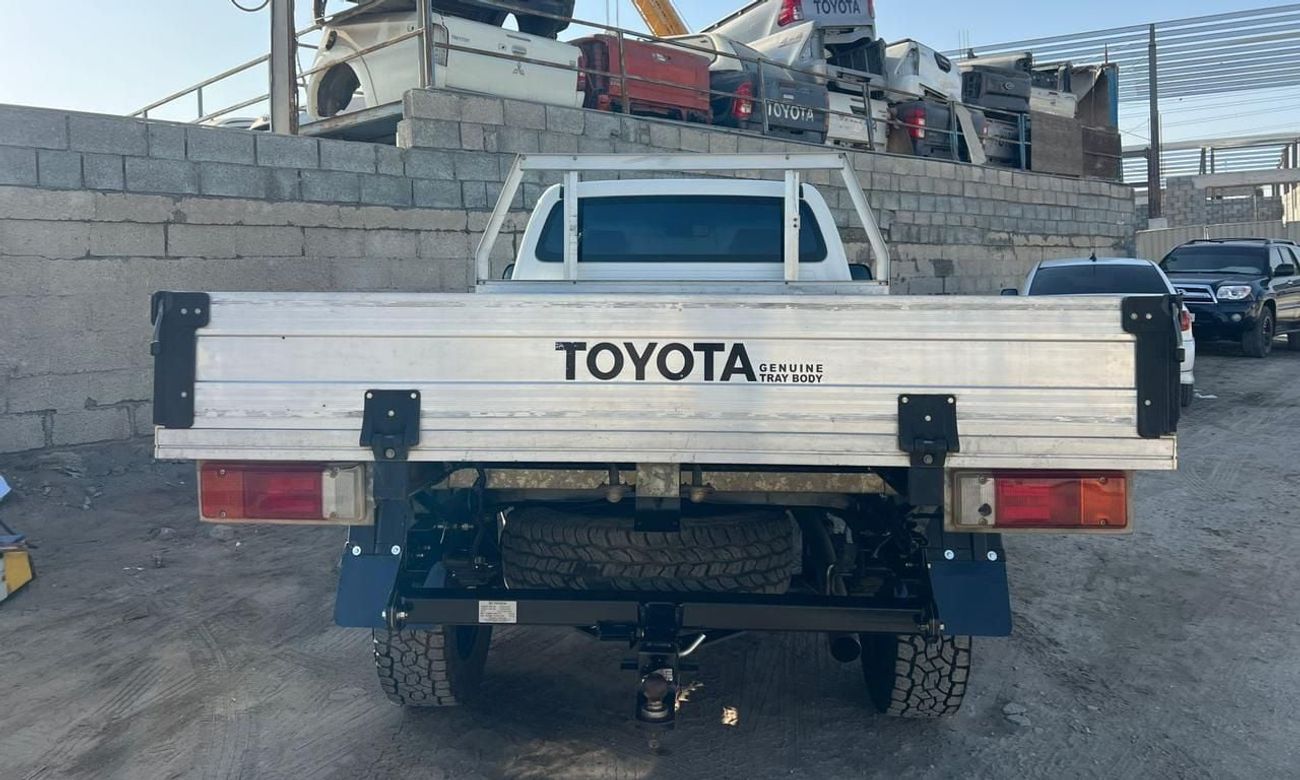 Toyota Hilux DL RIGHT HAND VEHICLE ONLY FOR EXPORT 3.0 LITER 4 CYLIENDER