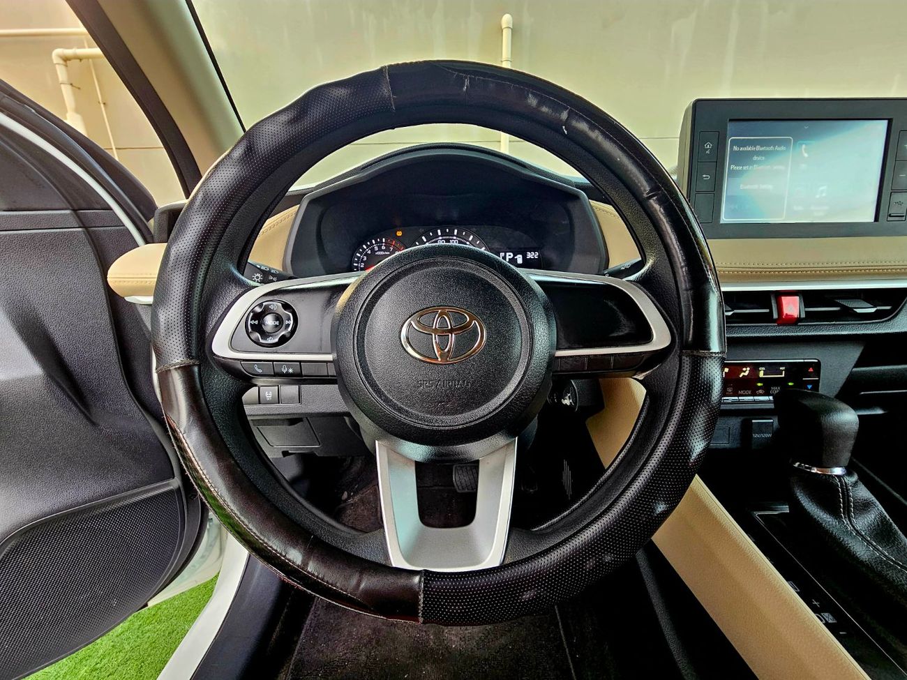 تويوتا يارس SE/ 1.5 V4 / LEATHER SEATS/ LOW MILEAGE/ SINGLE OWNER