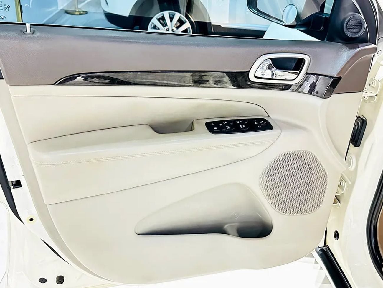 جيب جراند شيروكي Laredo 3.6L