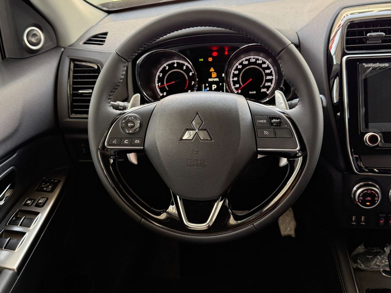 ميتسوبيشي ASX 2.0 LUXURY 4WD PANORAMA **EXPORT ONLY**التصدير فقط خارج الخليج***