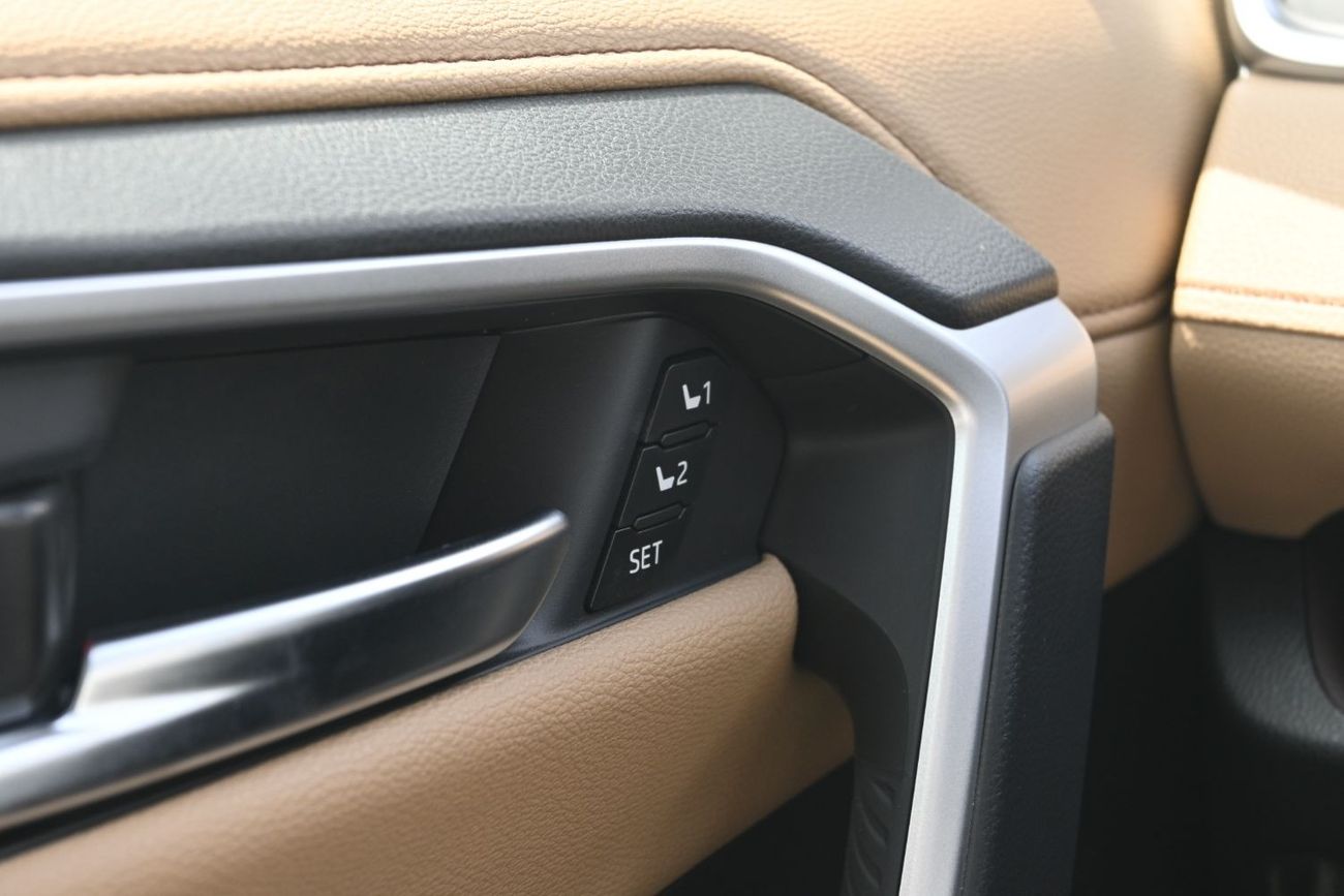 Toyota RAV4 Toyota RAV4 Limited 2.5L Hybrid, AWD, Model 2025 Color Silver