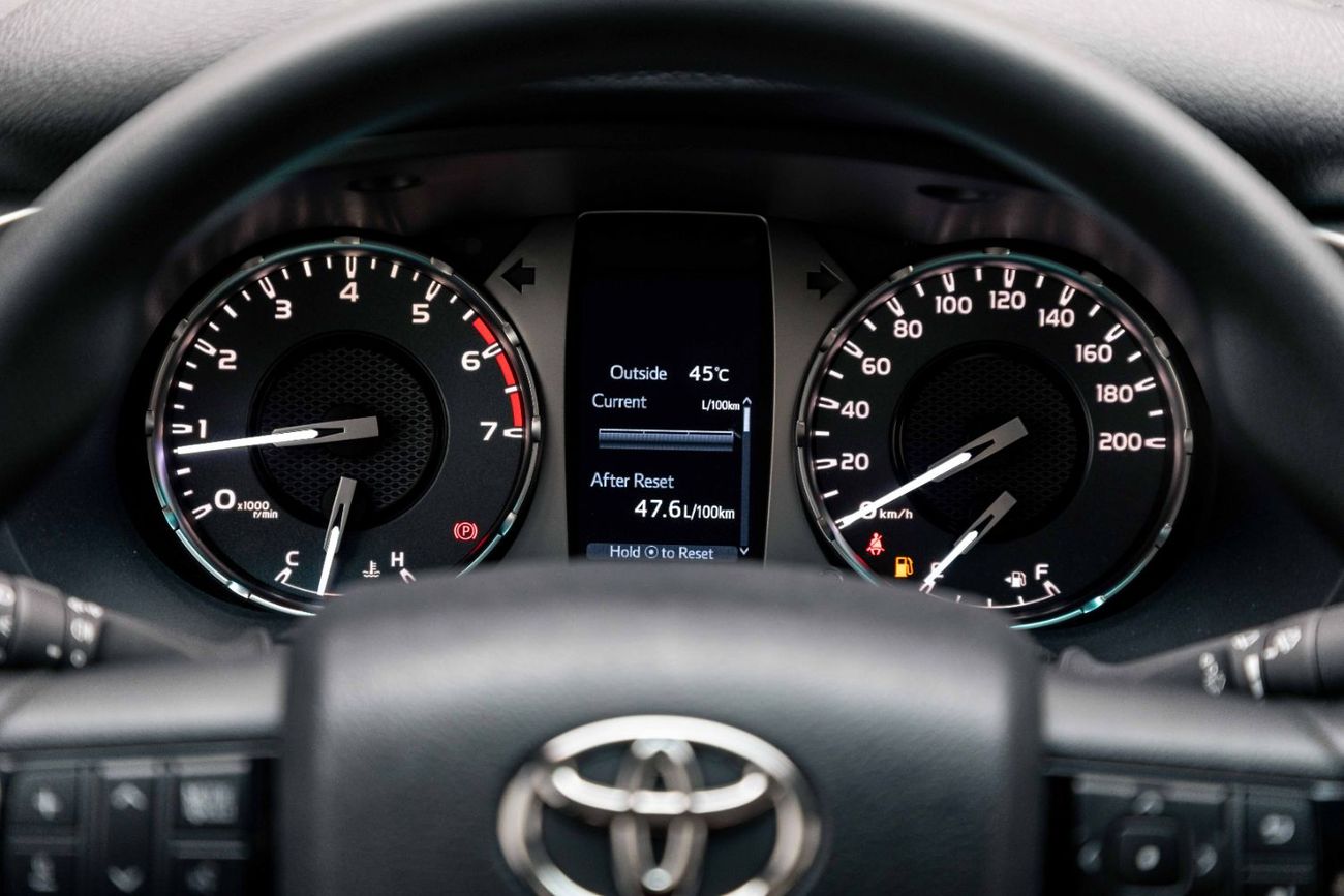 تويوتا هيلوكس 2.7L -Manual - Platinum White Pearl Inside Maroon | Export Only