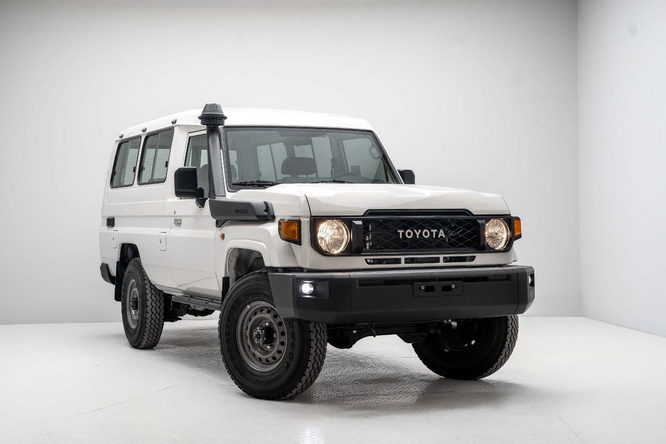 تويوتا لاند كروزر 70 LC 78 HARDTOP 4.0L AT - White Inside Bluish Grey | Export Only
