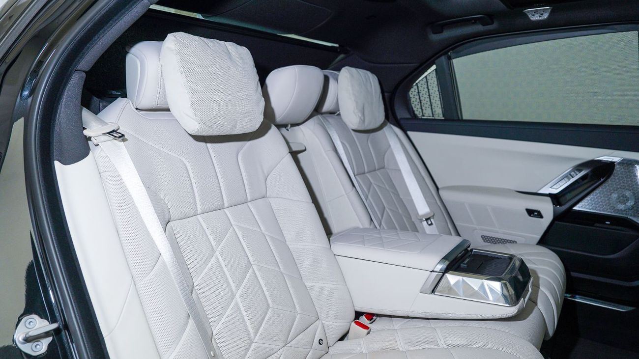 BMW 740i 740i M-Sport | AED 5,852 PM | Warranty & Service June 2028  | GCC