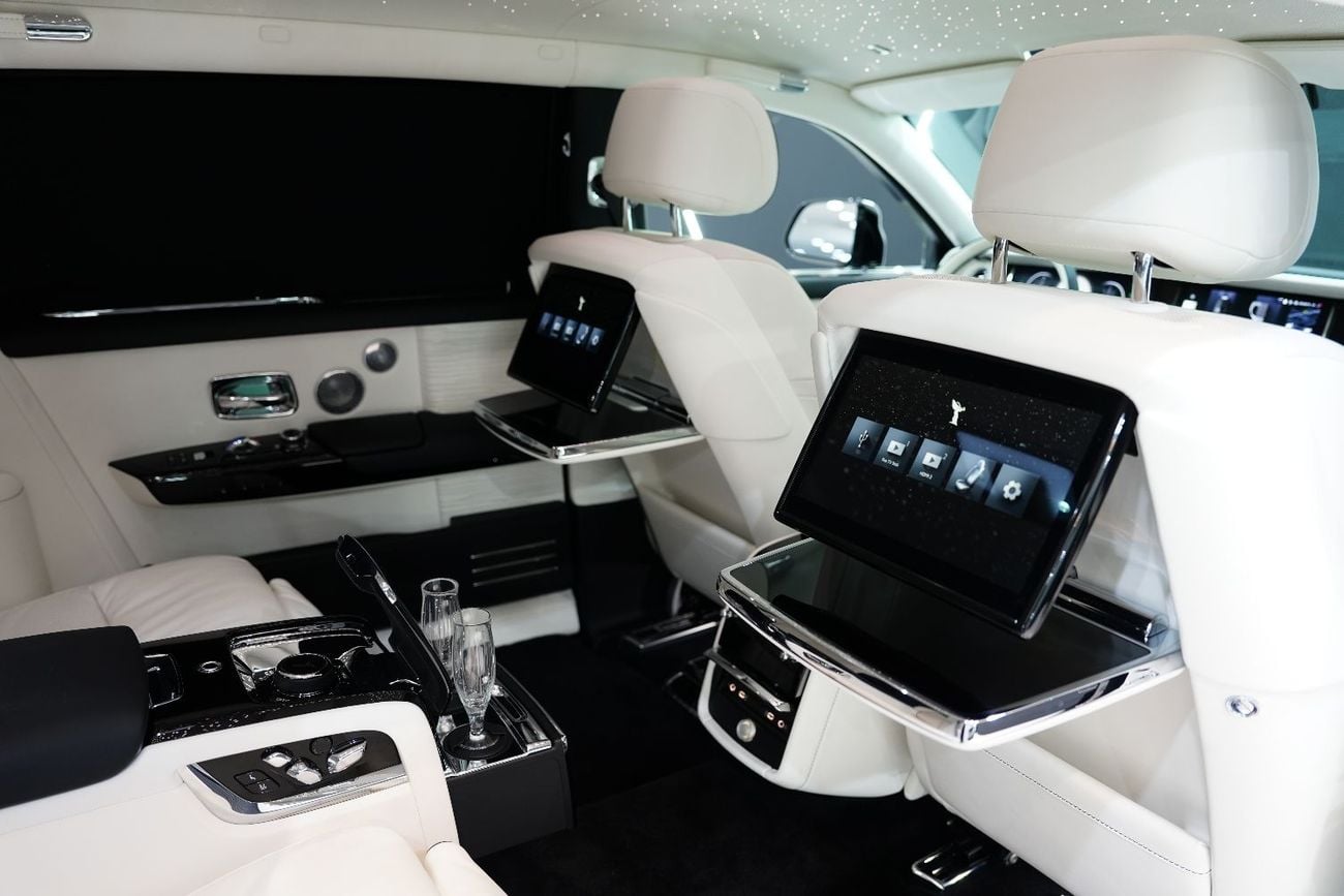 Rolls-Royce Phantom EWB 6.8L Executive Rear Seats w/ Entertainment Display, Bespoke Audio, Dealer Warr + Serv!!