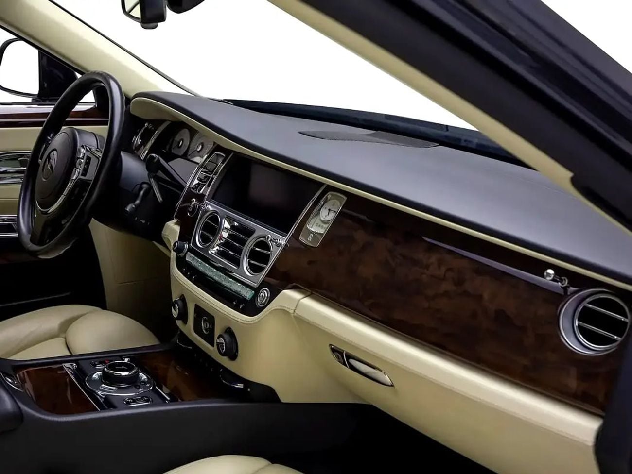 Rolls Royce Ghost V12 Luxury with Starlight Headliner | GCC Spec