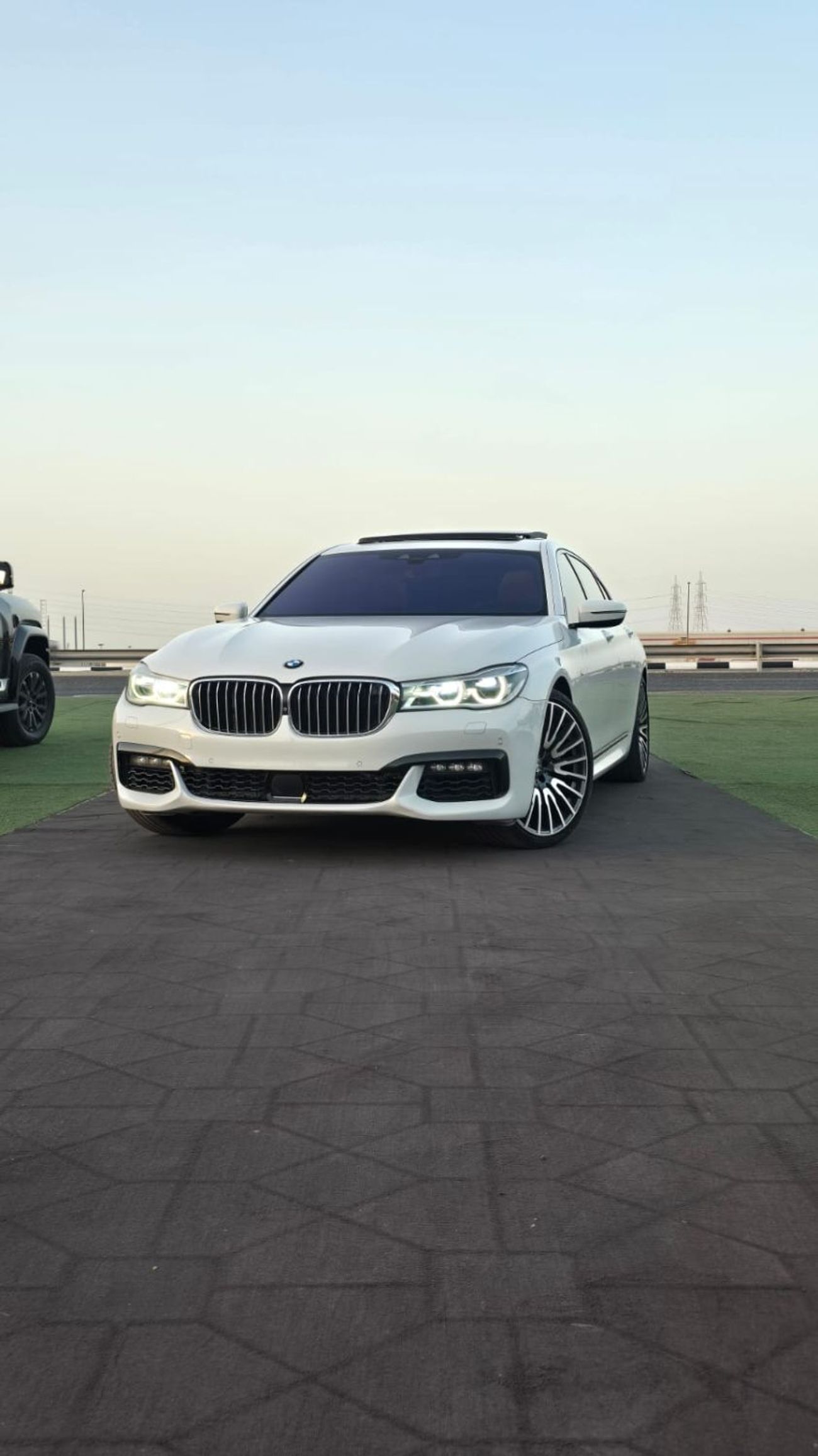 BMW 750Li Luxury 4.4L (443 HP)