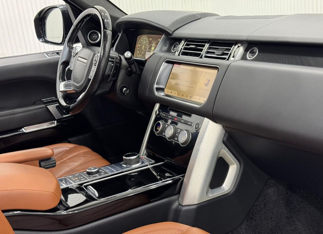 Land Rover Range Rover Vogue 5.0L 2017 Range Rover Vogue SE LWB V8, Aug 2028 Al-Tayer Service Package, 1 Year Warranty, GCC