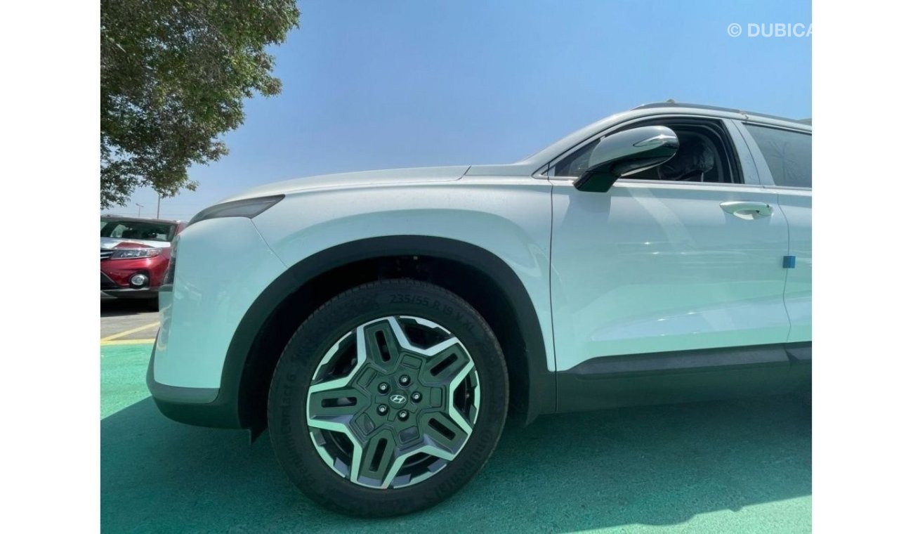 هيونداي سانتا في with panoramic sun roof electric seats and push start