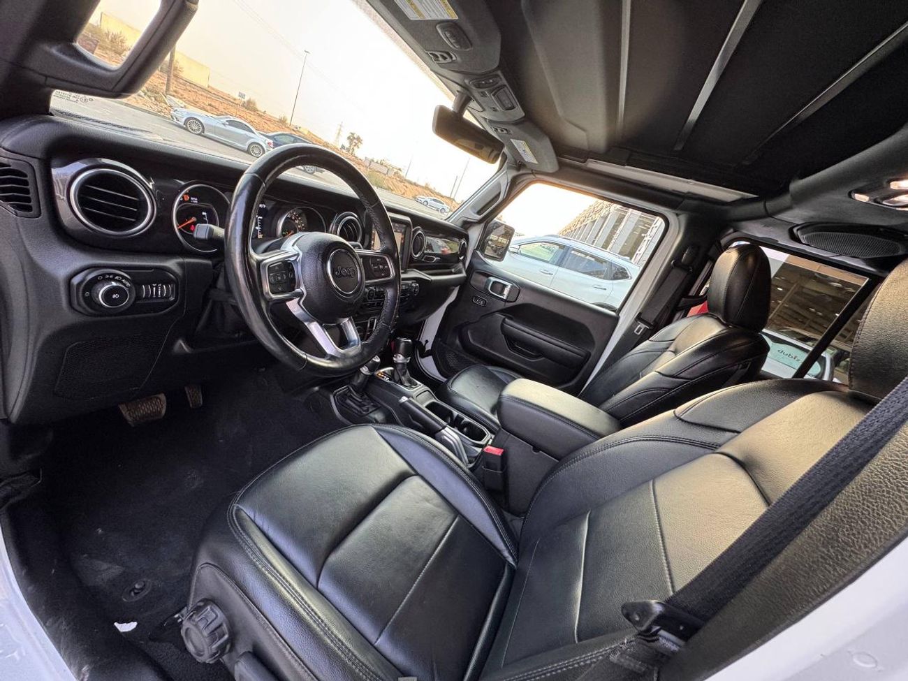 Jeep Wrangler Unlimited Sahara 3.6L 3.6L V6 / SAHARA / PANORAMIC ONE TOUCH ROOF / LEATHER / BIG SCREEN / LOW MILEA