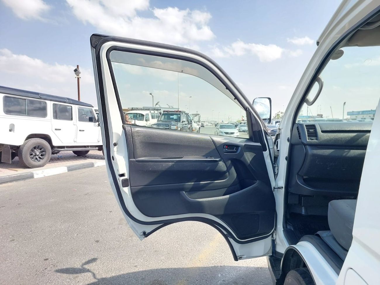 تويوتا هاياس TOYOTA HIACE VAN RHD 2015 MODEL 3.0 L DIESEL AUTOMATIC(PM15731)