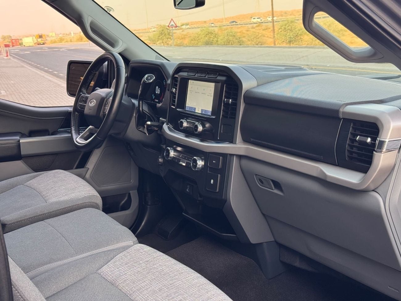 فورد F 150 XLT محرك V8 سعة 5.0 لتر / دفع رباعي / رادار / مساعد الطريق / لوحة عدادات إلكترونية / شاشة كبيرة