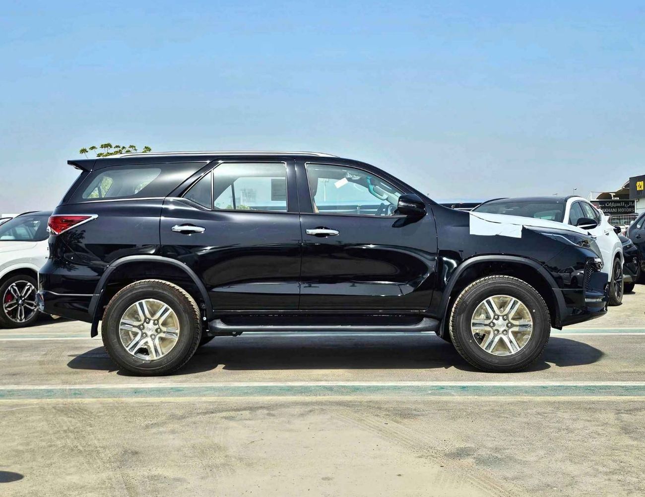 Toyota Fortuner SR5/AUTO AC/ ALLOY WHEELS/ ROOF RACK/ 2.7L PETROL V4 4WD/ (CODE # FPGO)