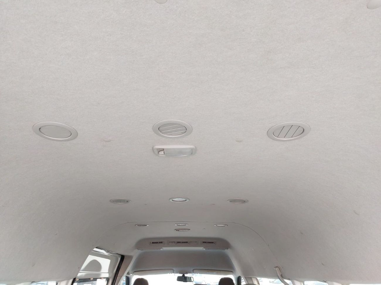 تويوتا هاياس TOYOTA HIACE COMMUTER VAN RIGHT HAND DRIVE(PM64467)