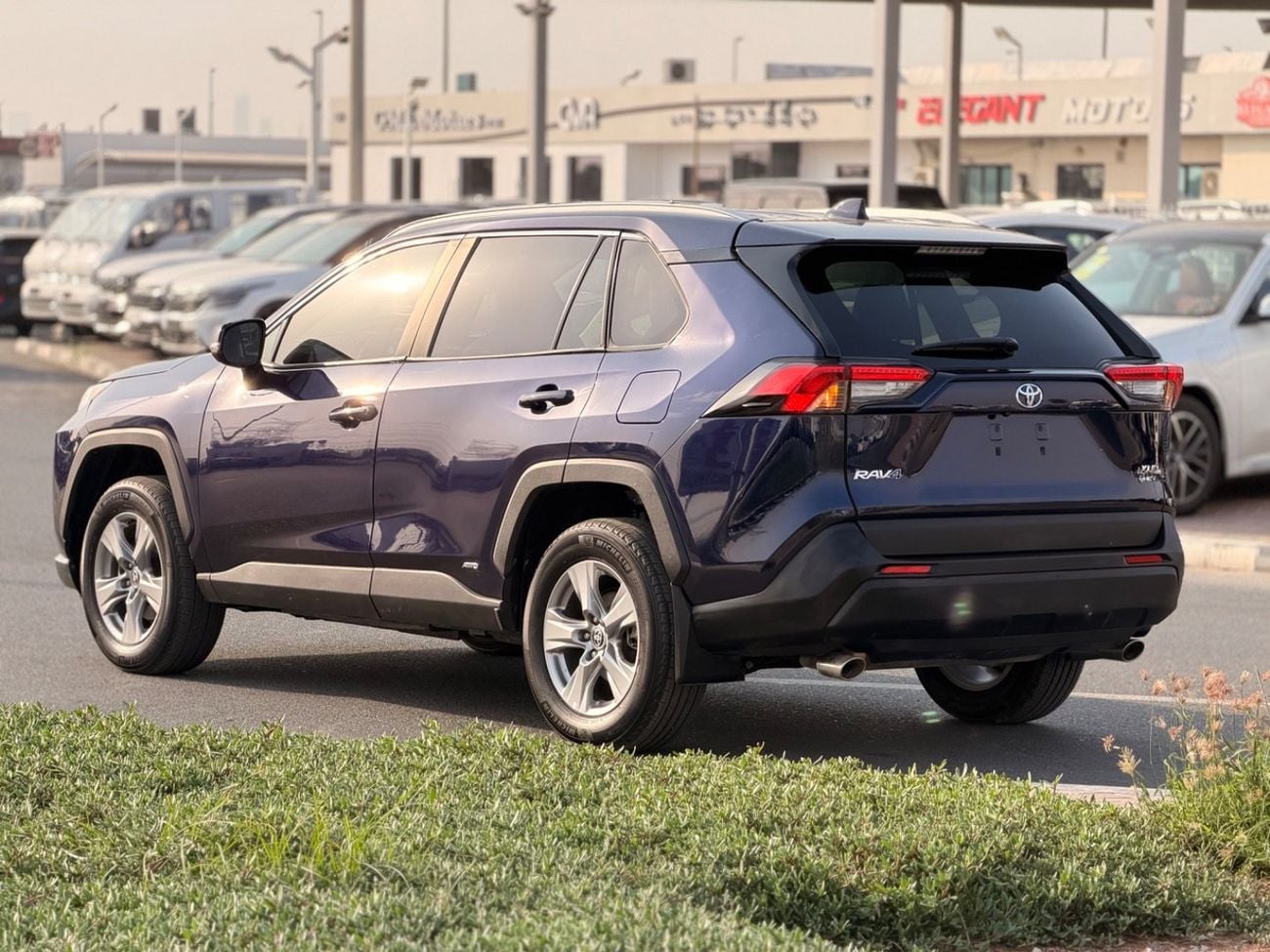 تويوتا راف ٤ Hybrid XLE premium | sunroof, leather seats, push start 2025