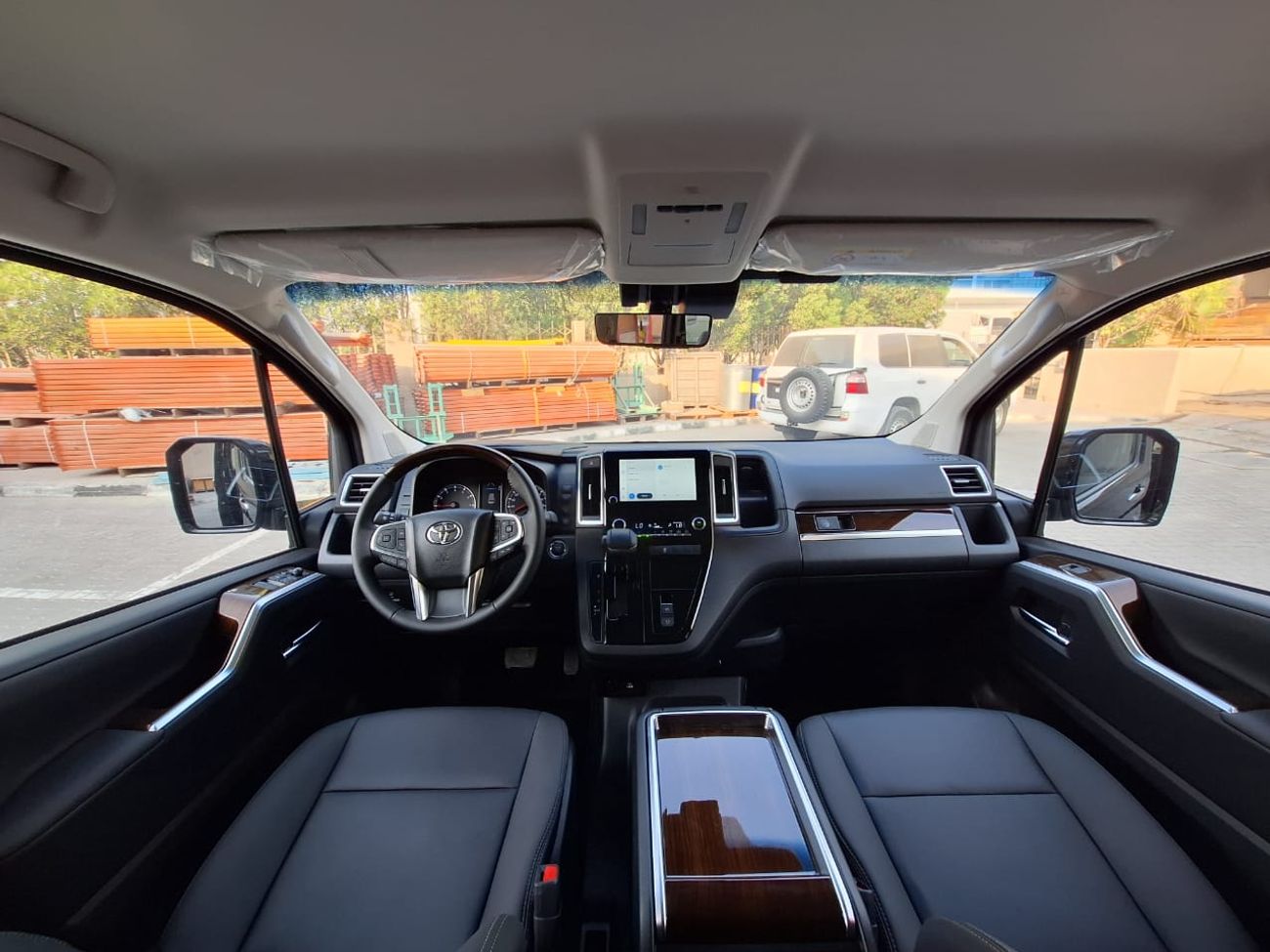 تويوتا جرافينا NEW TOYOTA GRANVIA 3.5L PREMIUM A/T 2025